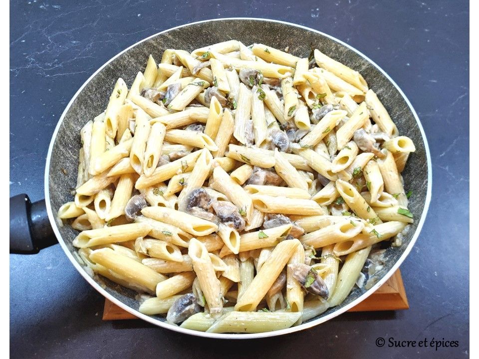 Penne dengan jamur dalam saus krim mustard
