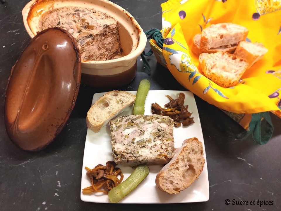 Terrine pedesaan yang mudah dengan daging sapi muda, ayam, dan chanterelles – Resep video